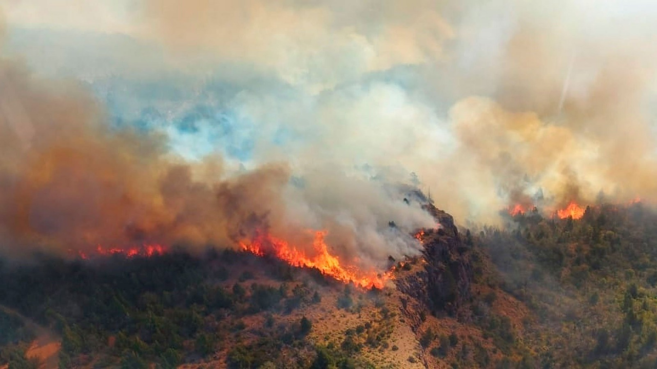 Emergencia en la Patagonia: El fuego arrasa más de 7.000 hectáreas y obliga a evacuaciones masivas