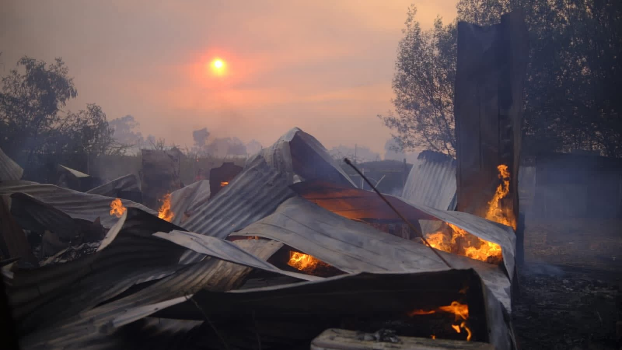Incendio forestal en sector Santa Isabel de San Carlos deja tres viviendas destruidas y diez personas damnificadas