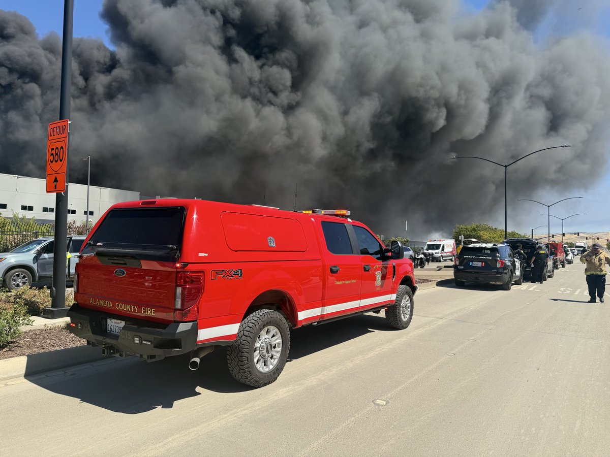 Gran incendio destruye un almacén de suministros médicos en California