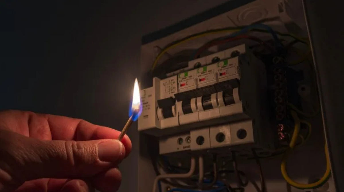 Corte de luz en la Región Metropolitana afecta a más de 32 mil clientes por muertes vientos y lluvias