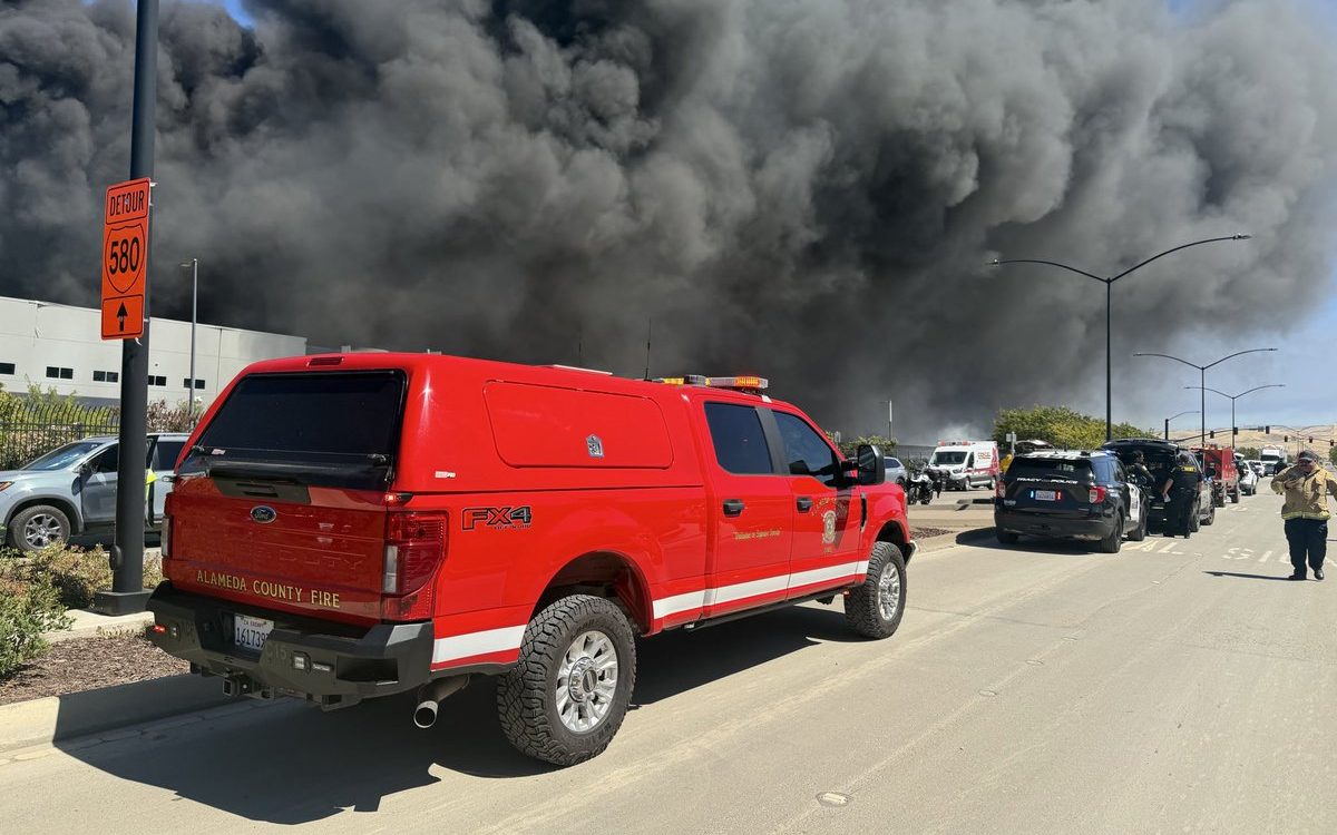 Gran incendio destruye un almacén de suministros médicos en California