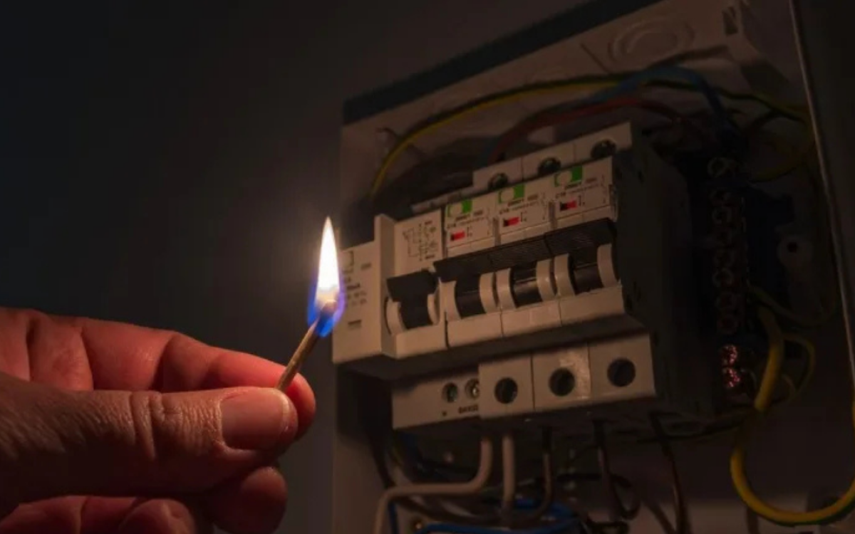Corte de luz en la Región Metropolitana afecta a más de 32 mil clientes por muertes vientos y lluvias